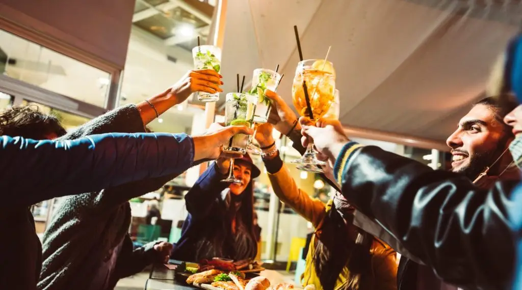 A group of bartener drinking together after the bartendign course at metropolitan School of Bartending